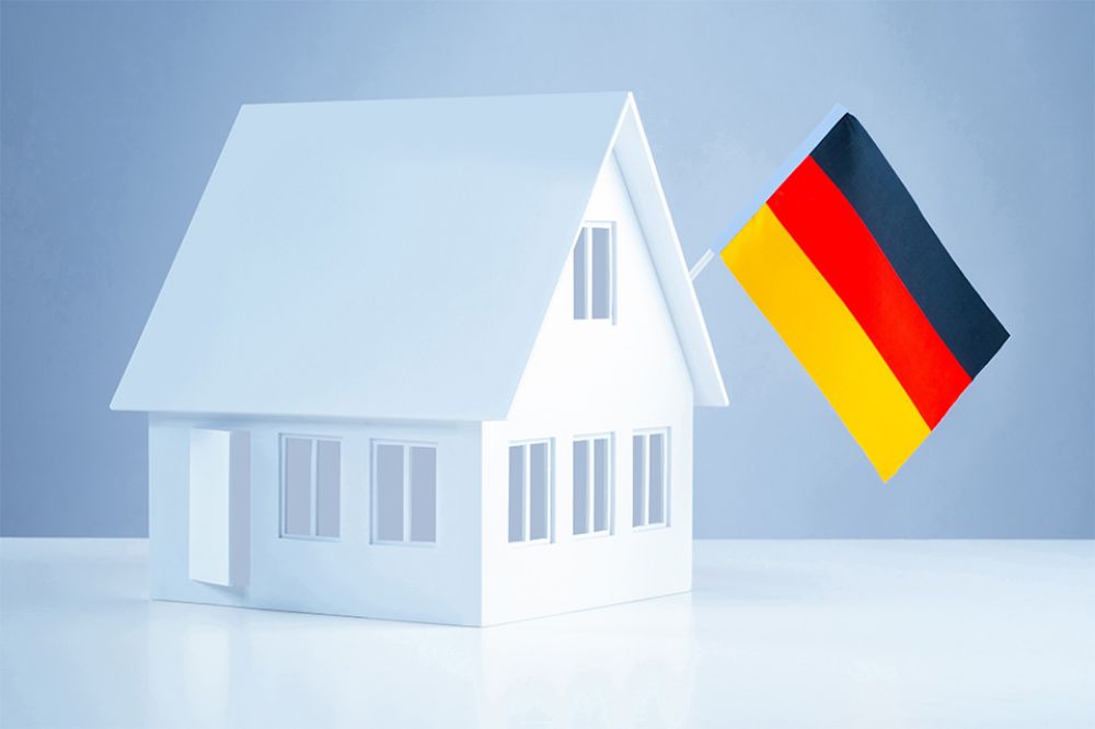 Abstraktes Häuschen mit Deutschland Flagge