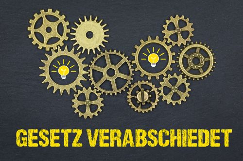 Foto: Zahnräder über Schriftzug GESETZ VERABSCHIEDET