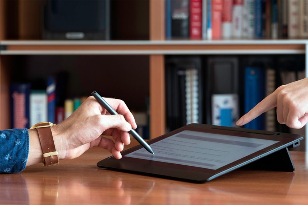 Personen bedienen Tablet