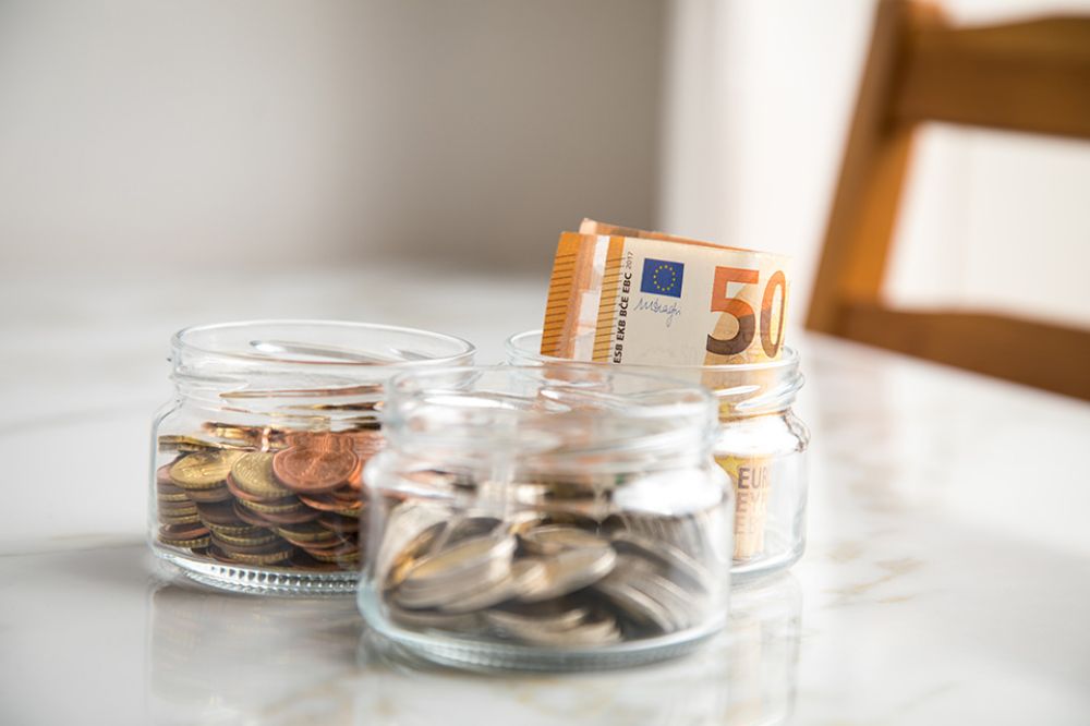 Geld in Gläsern